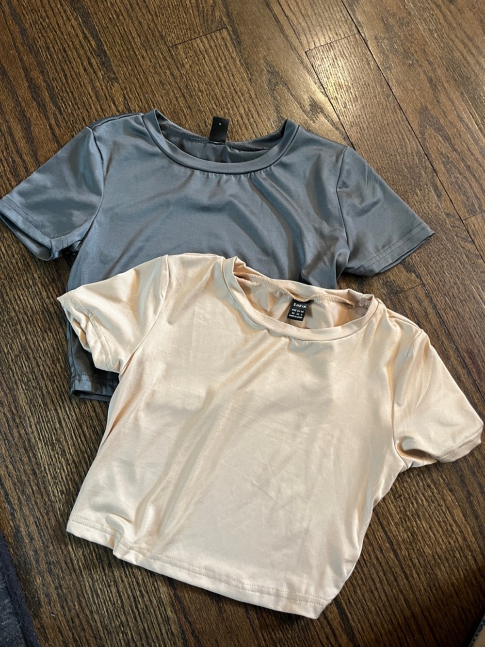 Set of 2 Satin-Look Cropped Tees - Grey & Cream xs